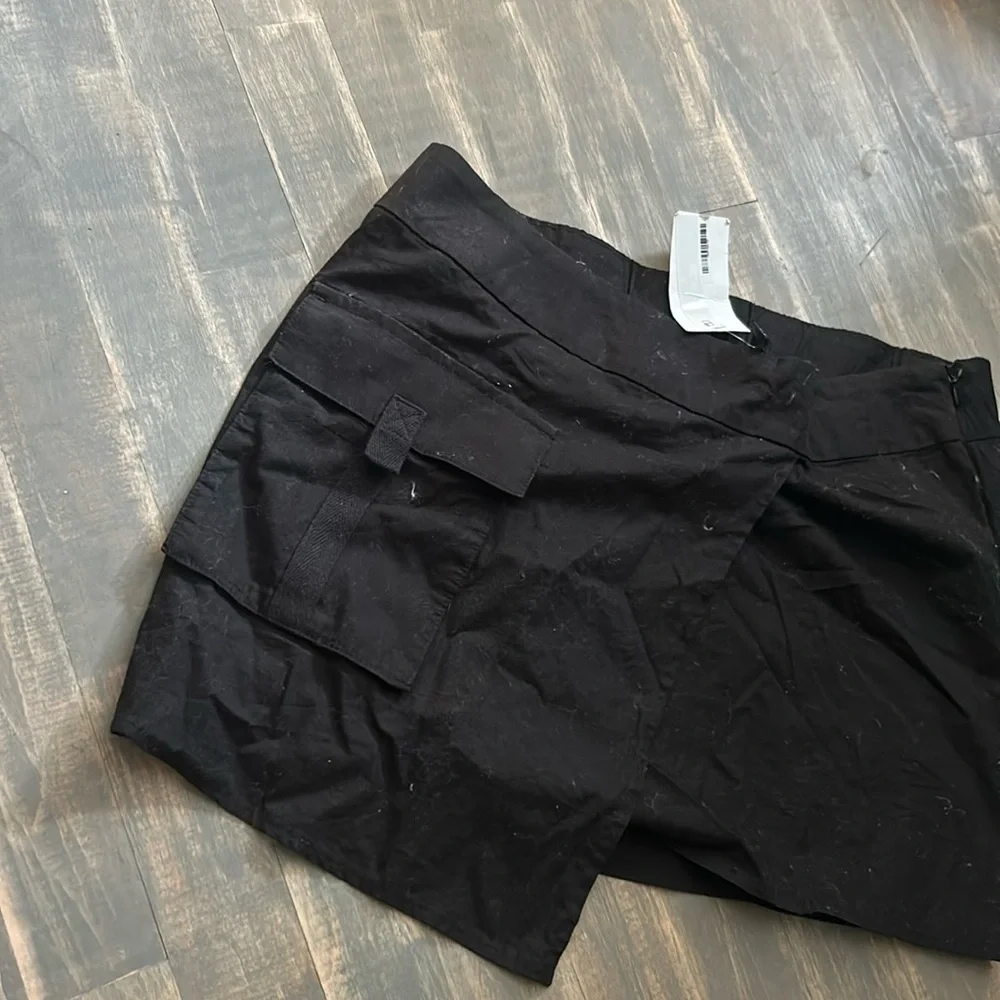 NWT H&M Mini Asymmetrical Cargo Skirt‎ in Black Size Small